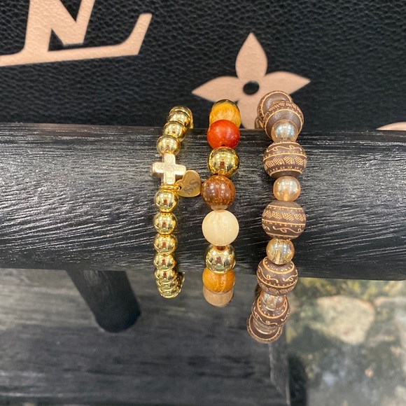 Neutral Carved Wood & Beaded Bracelet - Picture 2 of 3